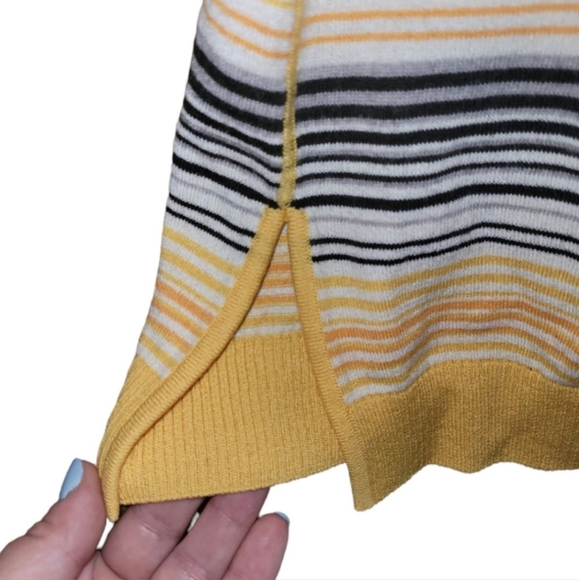 🌟3 For $15 SALE🌟 Vintage St. John Yellow Label Striped Wool Quarter Length Top - Picture 3 of 6